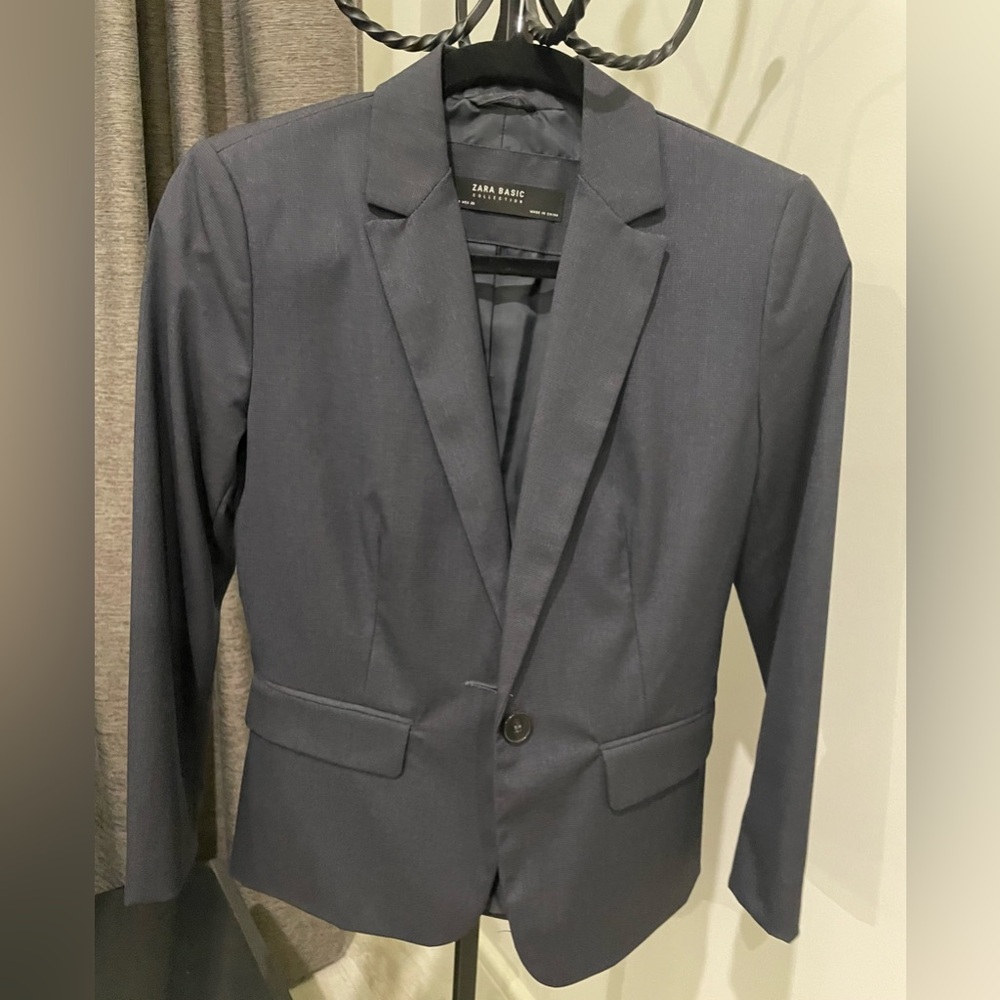 Zara womens Navy Blazer size 4. Like new w/o tags but never used
